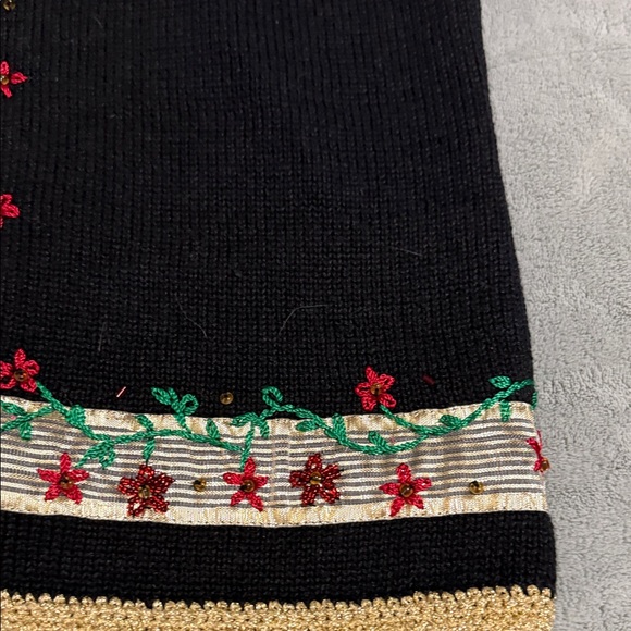 Floral Embroidered Black and Gold Women's Blouse: EXCELLENT CONDITION NO FLAWS - Picture 7 of 10